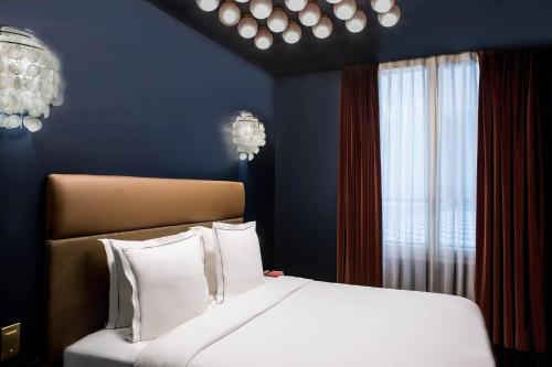 Suite Familiar del hotel Hôtel du Rond-Point des Champs-Élysées. Foto 3