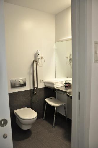 Habitación Doble Confort con balcón del hotel Centre Esplai Hostel. Foto 8