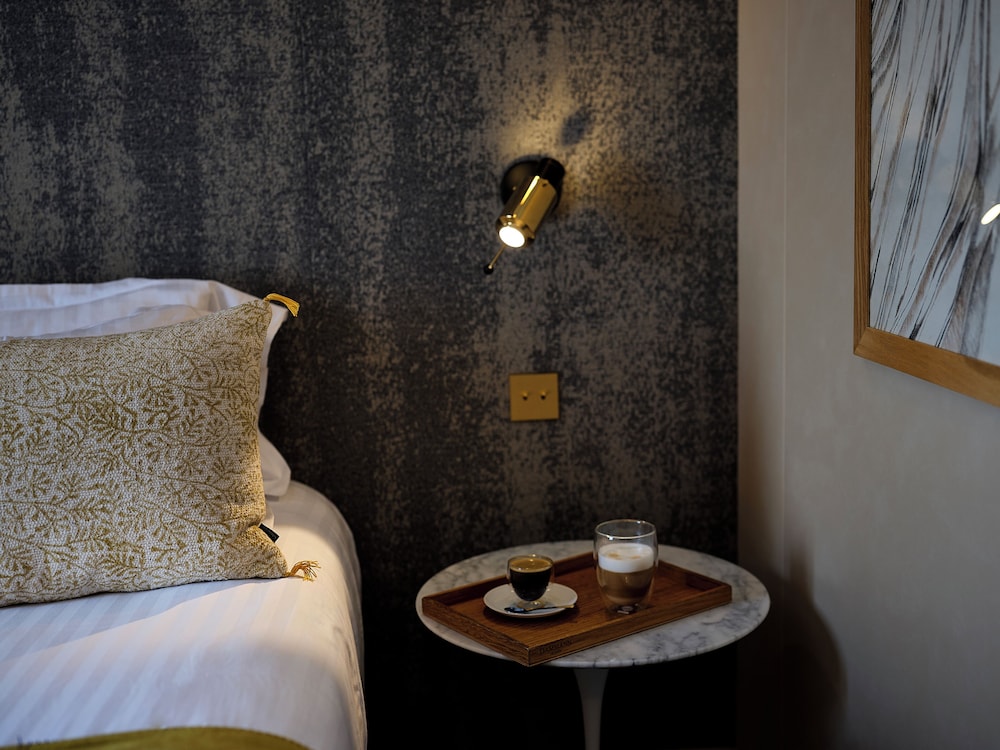 Suite romántica, 1 cama de matrimonio con sofá cama, terraza del hotel BEAUSEJOUR RANELAGH. Foto 14