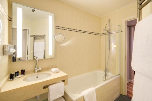 Habitación Doble Superior del hotel Le Relais Montmartre. Foto 4