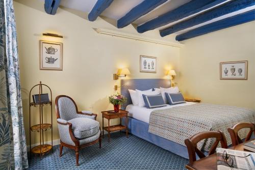 Habitación Triple del hotel Le Relais Montmartre. Foto 1