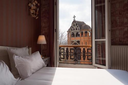 Deluxe Double or Twin Room with Partial Eiffel Tower or Sacré Coeur View del hotel Regyn's Montmartre. Foto 7