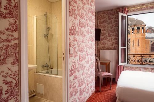 Deluxe Double or Twin Room with Partial Eiffel Tower or Sacré Coeur View del hotel Regyn's Montmartre. Foto 8