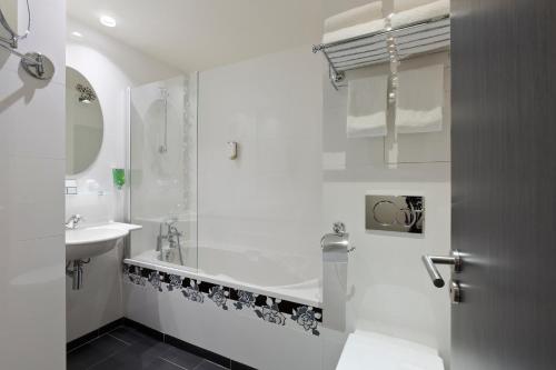 Habitación Familiar con 1 cama grande, 1 cama doble y 1 cama supletoria del hotel Aurore Paris Gare de Lyon. Foto 4