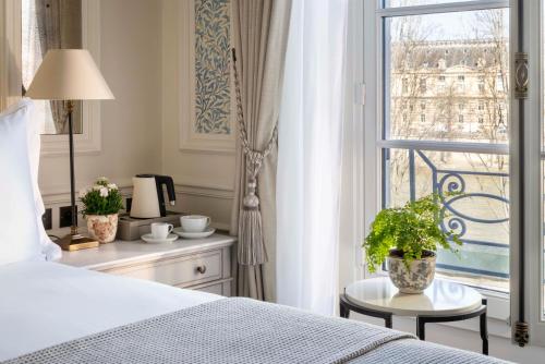 Dos Habitaciones Comunicadas Clásicas con vistas al río Sena del hotel QUAI VOLTAIRE. Foto 1