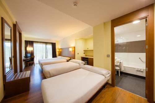 Habitación cuádruple del hotel Thalasso Cantabrico Las Sirenas. Foto 3