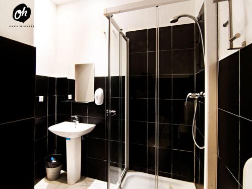 Cama en habitación compartida mixta de 8 camas del hotel JOY Plaza de Armas. Foto 1