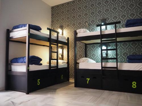 Cama en habitación compartida femenina de 8 camas del hotel JOY Plaza de Armas. Foto 6