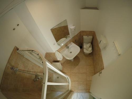 Cama en habitación compartida femenina de 8 camas del hotel JOY Plaza de Armas. Foto 8