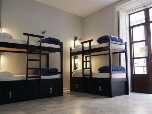 Cama en habitación compartida femenina de 8 camas del hotel JOY Plaza de Armas. Foto 9