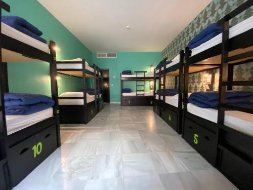 Cama en habitación compartida mixta de 8 camas del hotel JOY Plaza de Armas. Foto 5