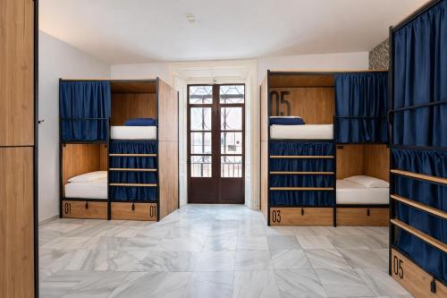 Cama individual en dormitorio compartido femenino de 12 camas del hotel JOY Plaza de Armas
