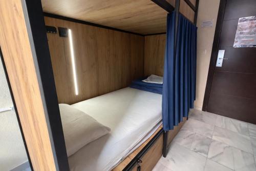Cama individual en dormitorio compartido femenino de 12 camas del hotel JOY Plaza de Armas. Foto 4