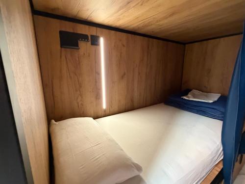 Cama individual en dormitorio compartido femenino de 12 camas del hotel JOY Plaza de Armas. Foto 5
