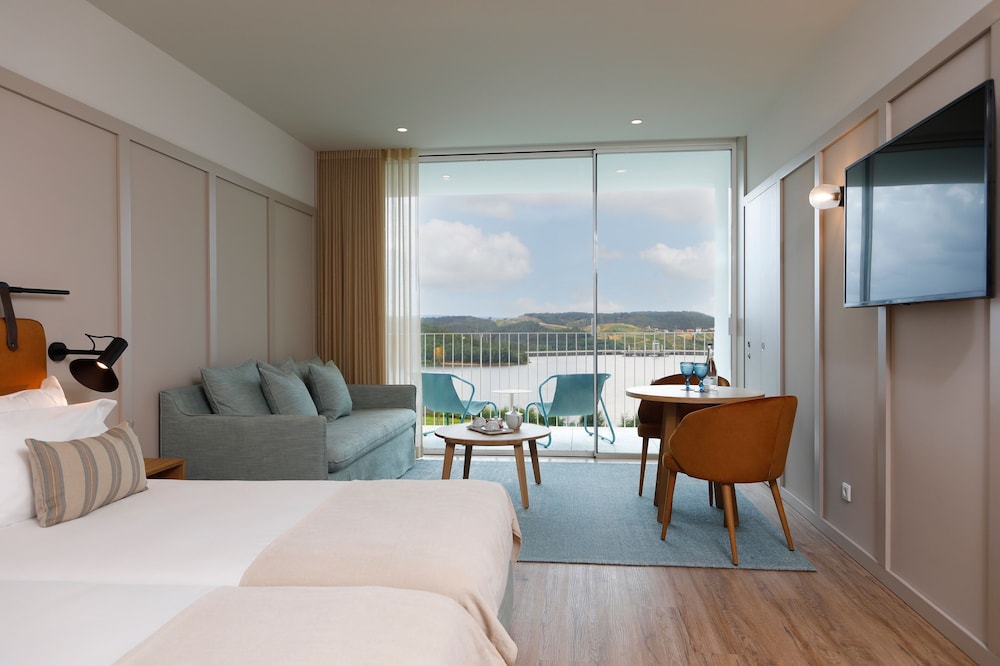 Habitación panorámica con 2 camas individuales del hotel Montebelo Aguieira Lake Resort and Spa