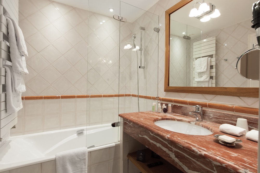 Habitación Deluxe con 2 camas individuales del hotel Pas De Calais. Foto 5