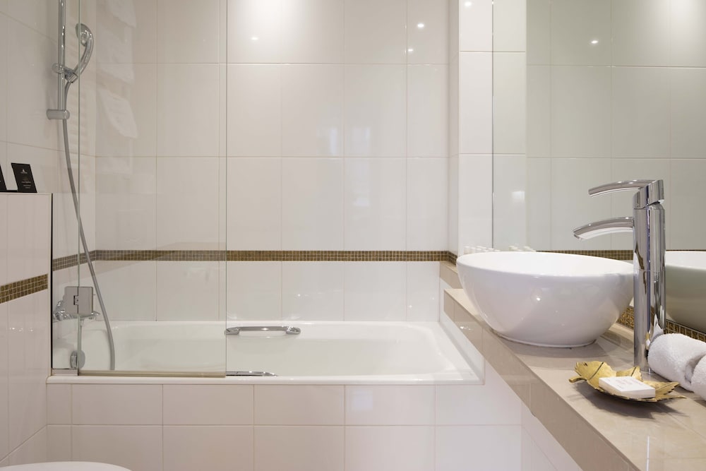 Habitación Deluxe con 2 camas individuales del hotel Pas De Calais. Foto 6