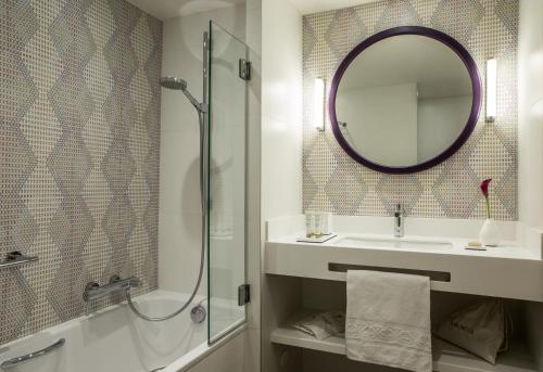 Habitación Doble Deluxe - 1 o 2 camas del hotel Parc Saint Severin. Foto 2