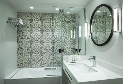 Habitación Doble Deluxe con terraza del hotel Parc Saint Severin. Foto 2