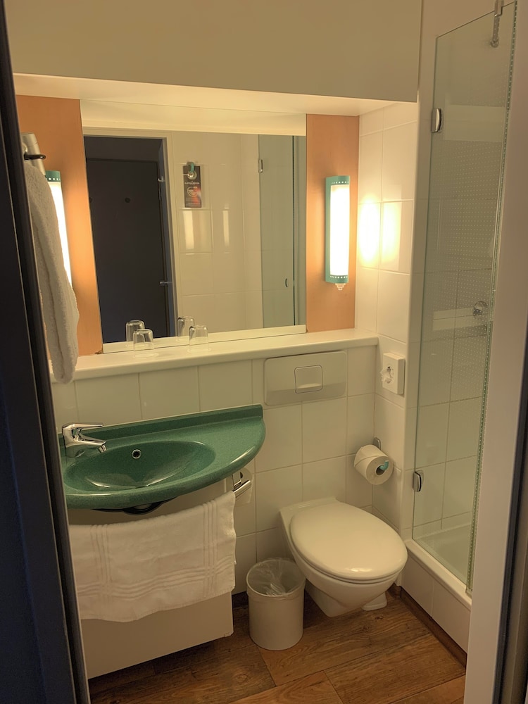 Habitación Estándar con cama doble del hotel Ibis Aachen Marschiertor, Aix-la-chapelle. Foto 9