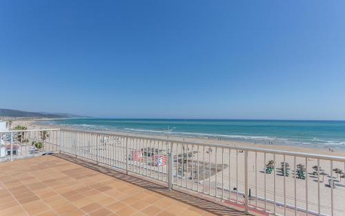 Suite Ático del hotel Turísticos Playa Bárbate. Foto 4