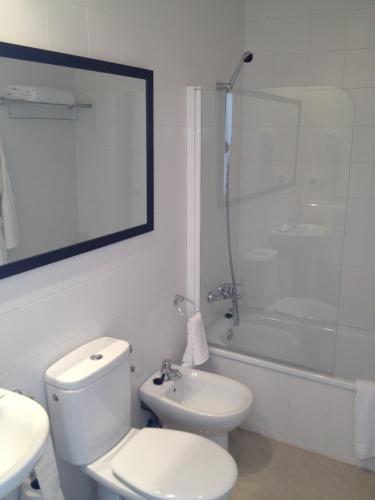 Suite Ático del hotel Turísticos Playa Bárbate. Foto 15