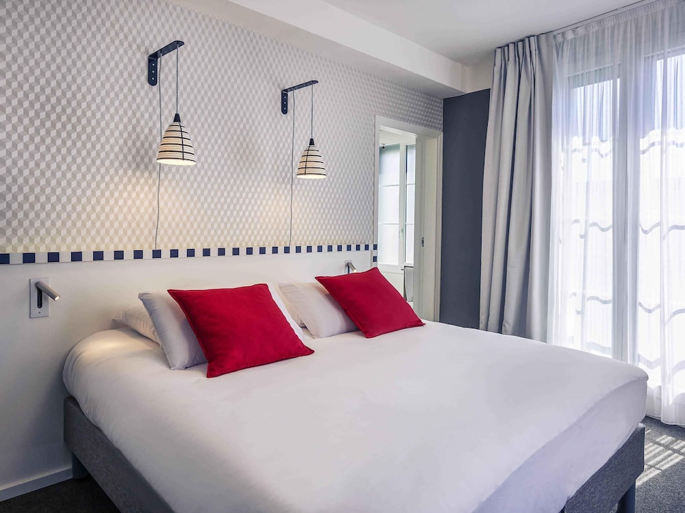Suite con 1 cama doble y 1 sofá - cama doble del hotel Mercure Brest Centre Les Voyageurs. Foto 2