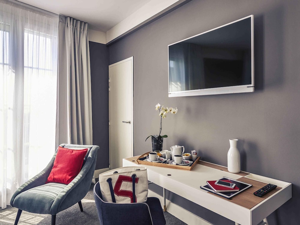 Suite con 1 cama doble y 1 sofá - cama doble del hotel Mercure Brest Centre Les Voyageurs. Foto 3