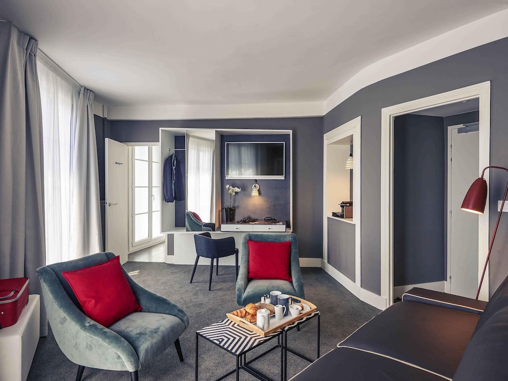 Suite con 1 cama doble y 1 sofá - cama doble del hotel Mercure Brest Centre Les Voyageurs. Foto 4