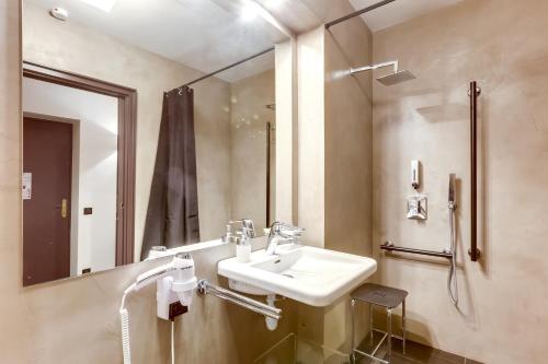 Habitación Doble adaptada para personas con discapacidad - Planta baja del hotel Opéra Maintenon. Foto 2