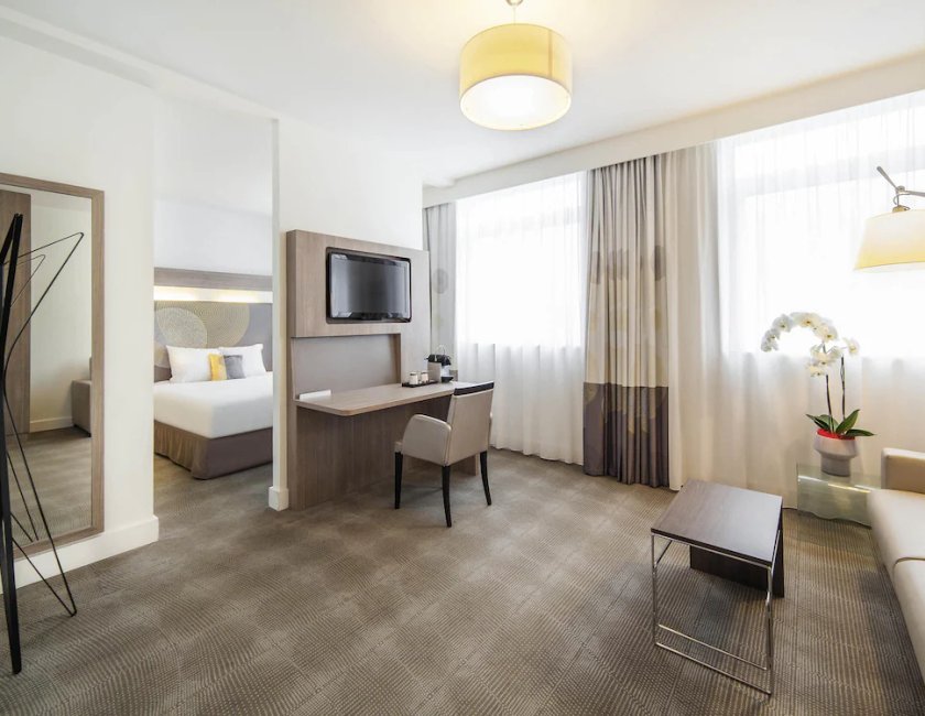 Suite, 1 cama doble con sofá cama del hotel Novotel Spa Rennes Centre Gare. Foto 4
