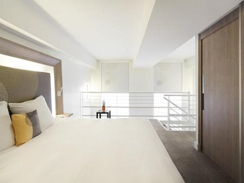 Suite tipo dúplex - Una cama doble y sofá cama doble del hotel Novotel Spa Rennes Centre Gare. Foto 1