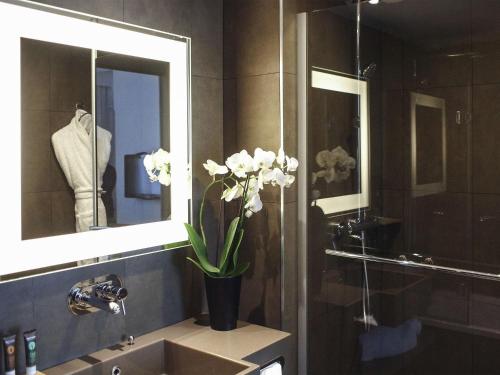 Suite tipo dúplex - Una cama doble y sofá cama doble del hotel Novotel Spa Rennes Centre Gare. Foto 6