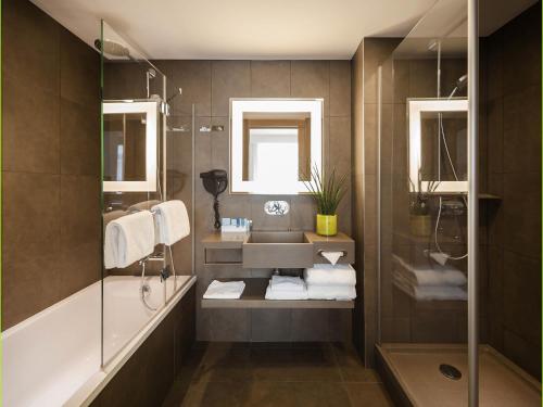 Suite - Una cama doble y un sofá cama doble del hotel Novotel Spa Rennes Centre Gare
