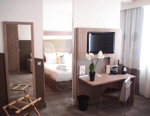 Suite - Una cama doble y un sofá cama doble del hotel Novotel Spa Rennes Centre Gare. Foto 2