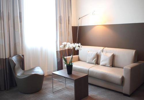 Suite - Una cama doble y un sofá cama doble del hotel Novotel Spa Rennes Centre Gare. Foto 3