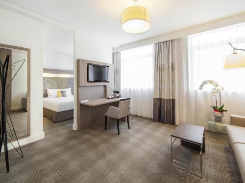 Suite - Una cama doble y un sofá cama doble del hotel Novotel Spa Rennes Centre Gare. Foto 4