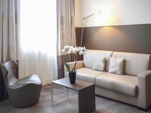 Suite - Una cama doble y un sofá cama doble del hotel Novotel Spa Rennes Centre Gare. Foto 5