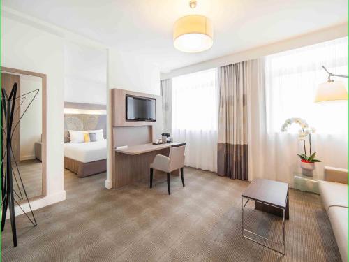 Suite - Una cama doble y un sofá cama doble del hotel Novotel Spa Rennes Centre Gare. Foto 10