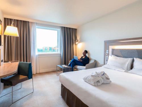 Habitación Executive con cama grande y vistas a la torre Eiffel del hotel Novotel Paris 17