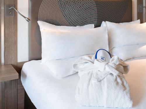 Habitación Executive con cama grande y vistas a la torre Eiffel del hotel Novotel Paris 17. Foto 1