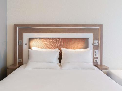 Habitación Superior con cama grande y sofá cama doble del hotel Novotel Paris 17