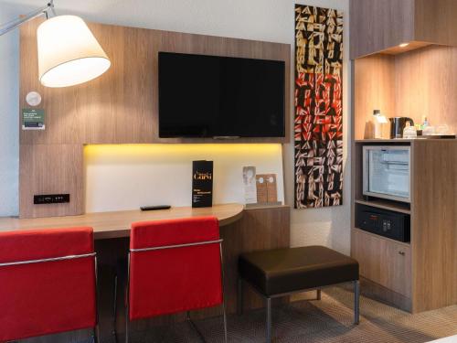 Habitación Superior con cama grande y sofá cama doble del hotel Novotel Paris 17. Foto 3