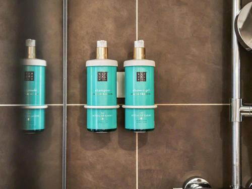 Habitación Superior con cama grande y sofá cama doble del hotel Novotel Paris 17. Foto 4