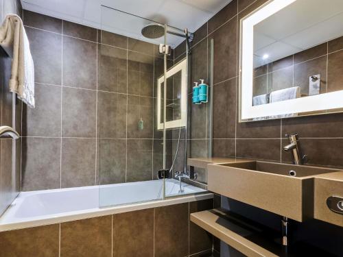 Habitación Superior con cama grande y sofá cama doble del hotel Novotel Paris 17. Foto 6