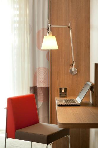 Habitación Executive con cama grande y vistas a la torre Eiffel del hotel Novotel Paris 17. Foto 1