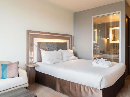 Habitación Executive con cama grande y vistas a la torre Eiffel del hotel Novotel Paris 17. Foto 3