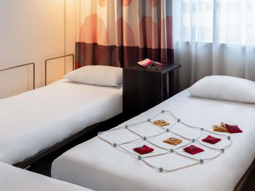 Habitación Superior con cama grande y sofá cama doble del hotel Novotel Paris 17. Foto 5