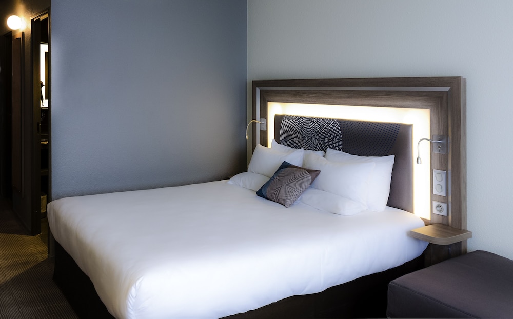 Habitación ejecutiva, 1 cama de matrimonio, en una planta alta (Eiffel tower view) del hotel Novotel Paris 17. Foto 1
