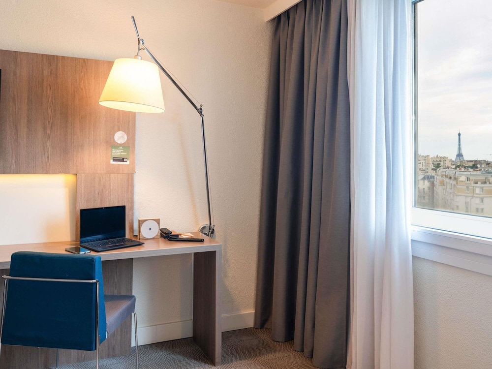 Habitación ejecutiva, 1 cama de matrimonio, en una planta alta (Eiffel tower view) del hotel Novotel Paris 17. Foto 4